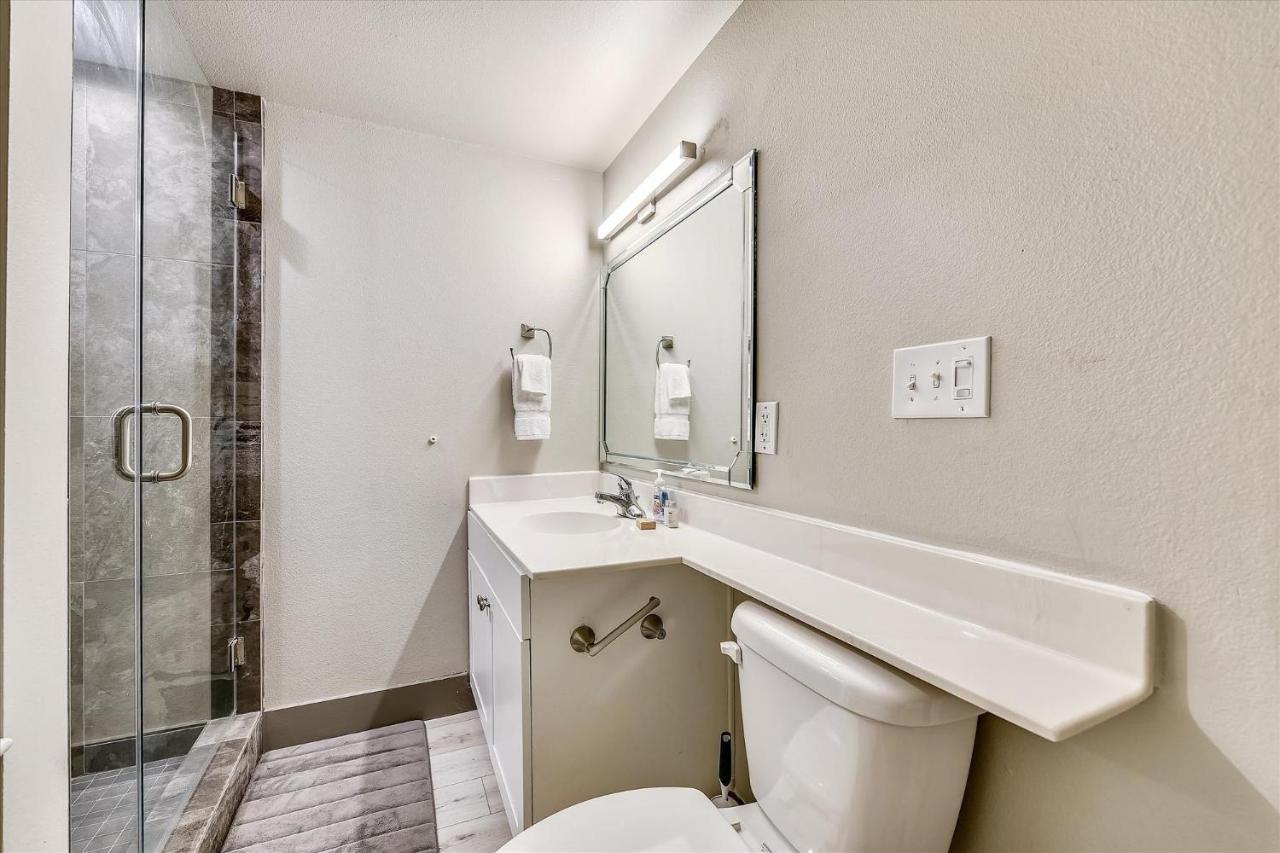 Apartment Shores Of Panama: Renovated 2-bedroom With Reserved Parking